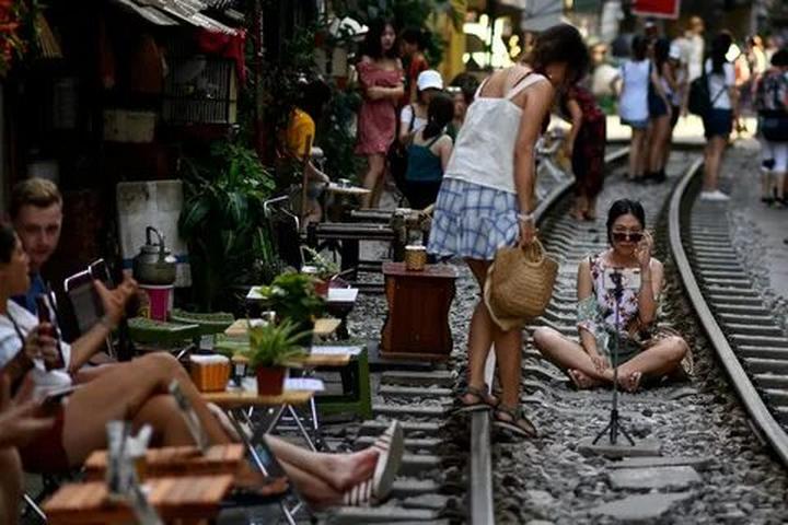 Hotspot Matrix: Biến Phương Oanh diện set đồ 50 thành cơ hội marketing đột phá